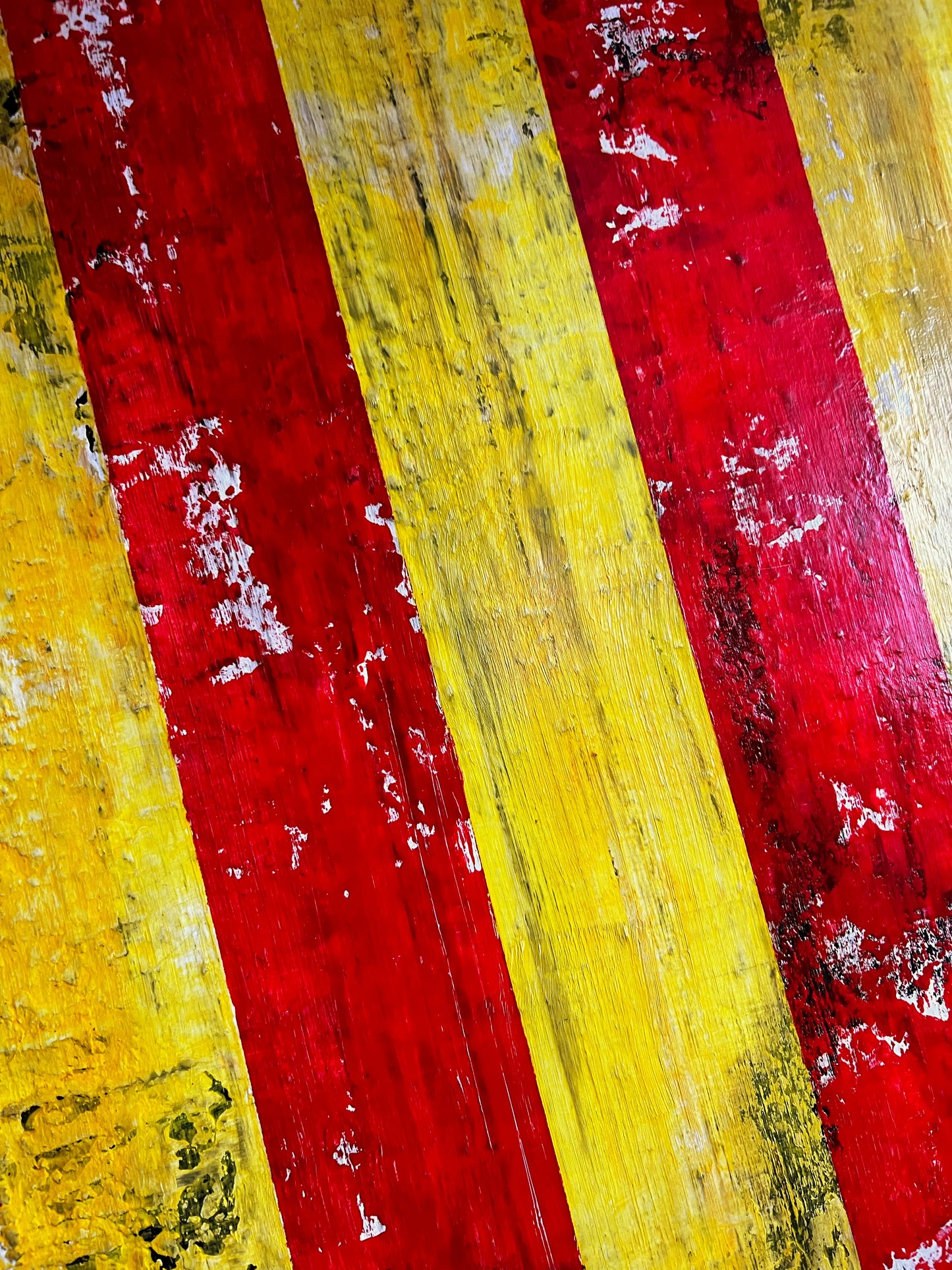 La Senyera Éternelle – Interprétation Contemporaine du Drapeau Catalan avec Texture et Effet Vieill | 39.4 x 31.5 Inches