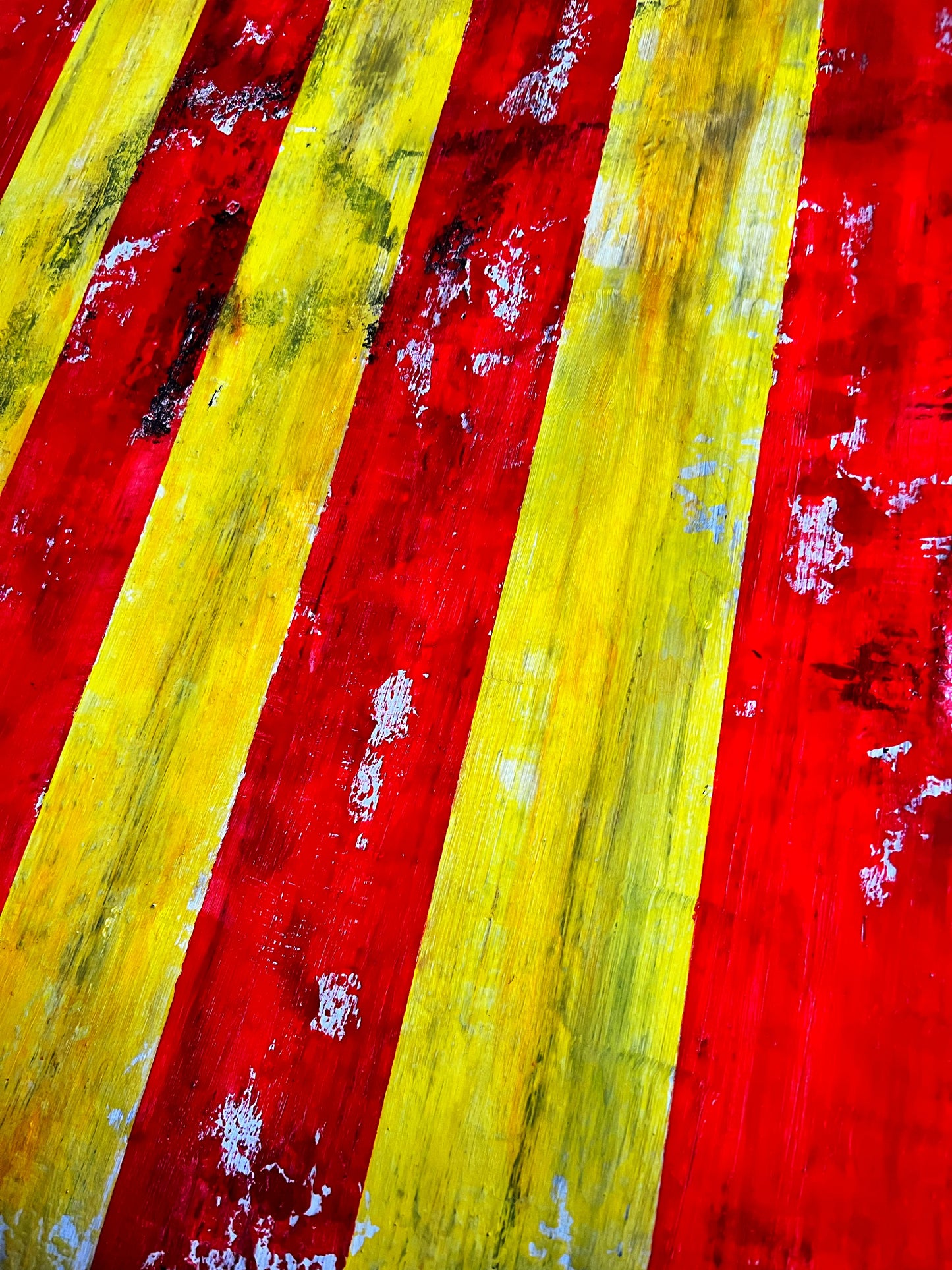 La Senyera Éternelle – Interprétation Contemporaine du Drapeau Catalan avec Texture et Effet Vieill | 39.4 x 31.5 Inches