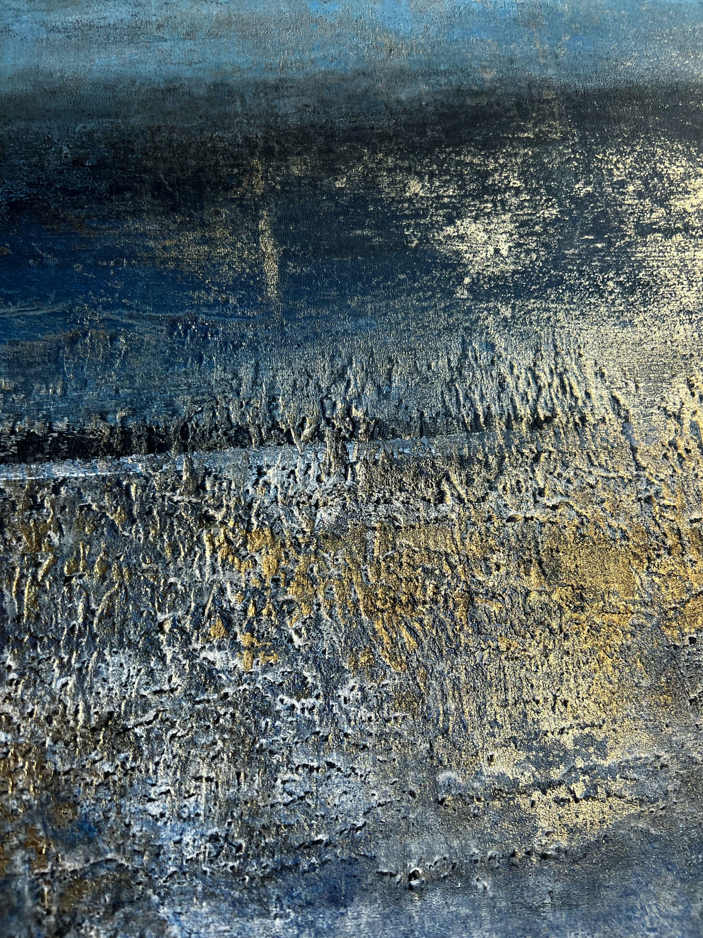 ECHOES OF THE HORIZON | Blue & Gold Textured Abstract Painting – Sergio Aranda